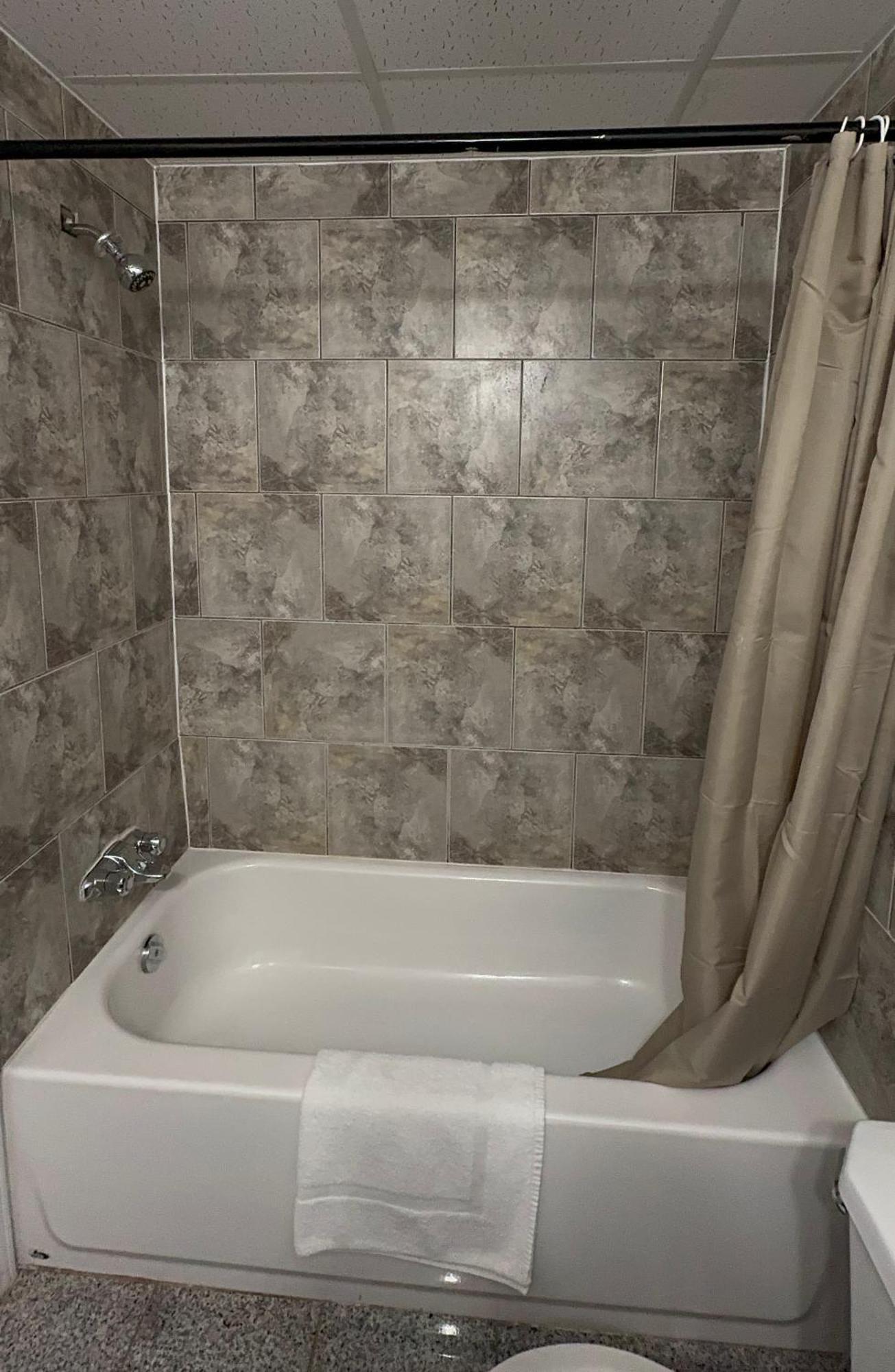 Hotel Empress And By The Falls 3*